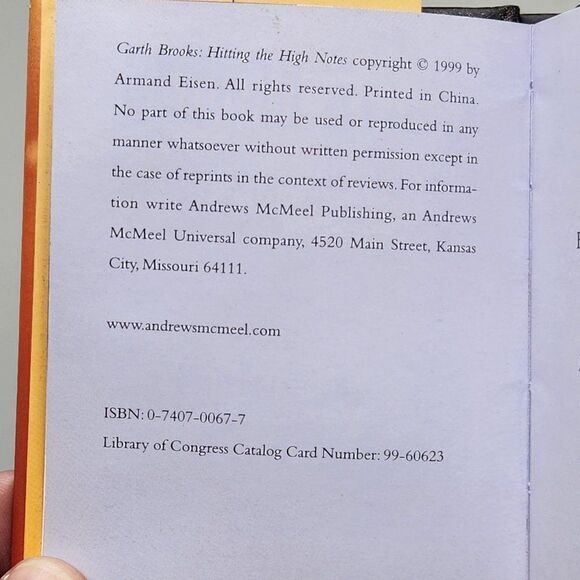 Garth Brooks Hitting the High Notes BY Mitchell Uscher Mini Book 1999 - Picture 3 of 7